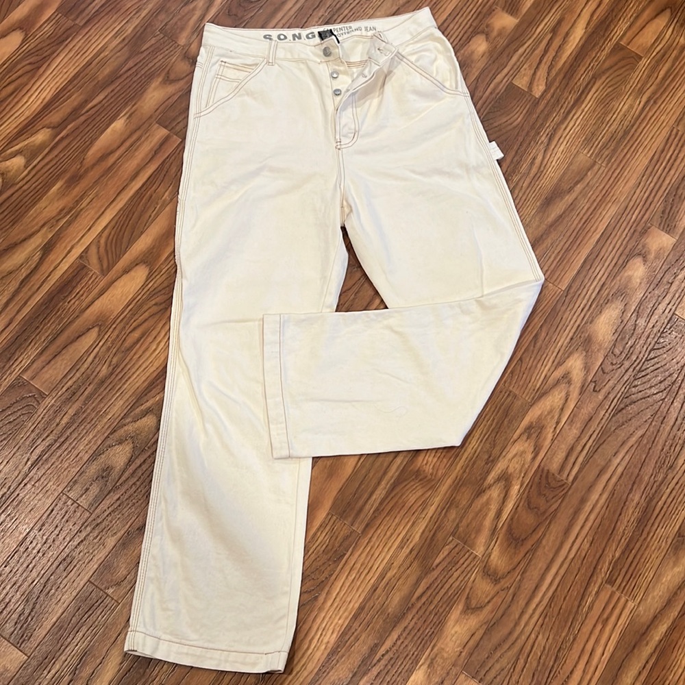 High rise 90s relaxed jeans with carpenter details.